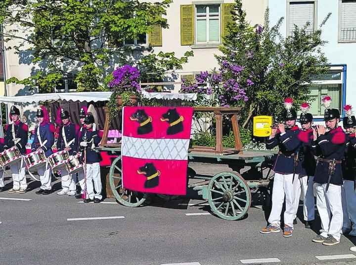 Die Elgger-Fahne am Holzwagen wurde in der Nacht von Samstag auf Sonntag gestohlen. Bild: zVg