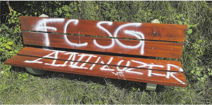 Eine idyllisch gelegene Sitzbank zum Ziel sinnloser Zerstörung. Bild: Christina Avanzini