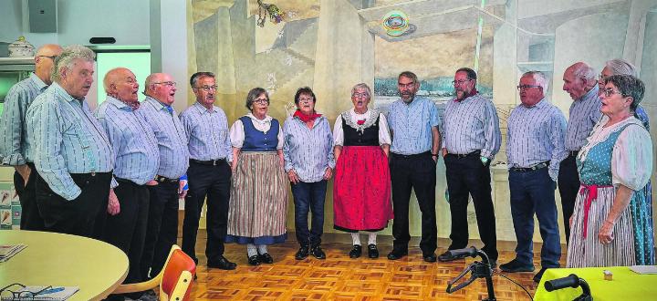 Das Volg-Jodlerchörli beim Auftritt in der voll besetzten Cafeteria des Pflegezentrums Eulachtal. Bild: Marianne Burgener