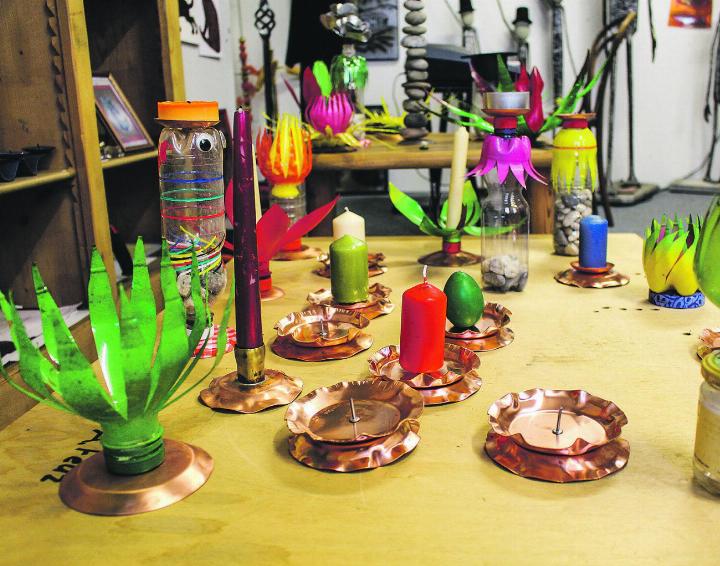 Alle selbst und mit Liebe gemacht: kupferne Kerzenständer und Blumen aus Kunststoff. Bild: Julia Mantel