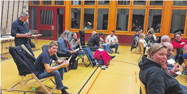 Die Besucher und Besucherinnen der Hagenbucher Kinotage warten gespannt auf den Film. Bilder: Claudia Meile