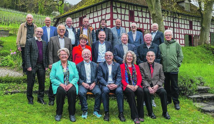 Die Teilnehmenden des Treffens der ehemaligen Grossratspräsidien mit dem amtierenden Andreas Zuber auf dem Schlossgut Bachtobel. Bild: Kirsten Oertle