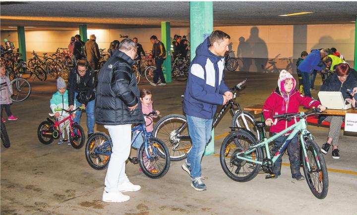 Fahrräder und E-Bikes warten in der Tiefgarage des Aadorfer Gemeindezentrums auf neue Besitzerinnen und Besitzer. Bild: zVg