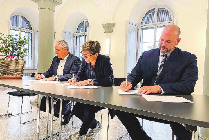 Knut Siercks, Monika Knill und Daniel Seelhofer (von links) unterzeichneten die Leistungsvereinbarung für den Betrieb des neuen Instituts in Tänikon. Bild: zvg