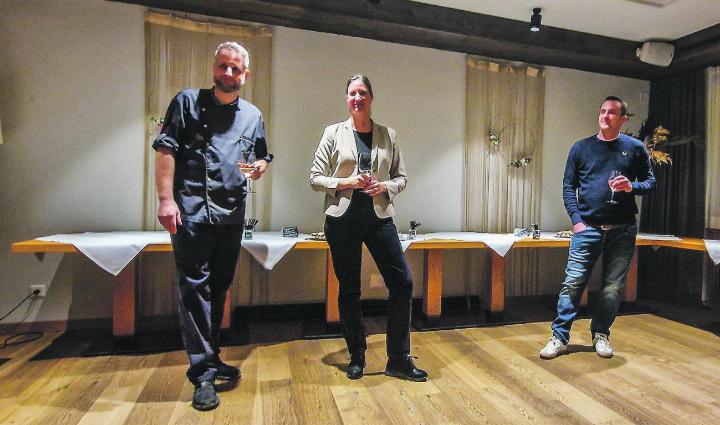 Patrick Bitzer, Präsident des Gewerbevereins Aadorf, und Bianca und Stephan Roth, das Wirtepaar des Restaurants Heidelberg, freuten sich über die zahlreichen Besucherinnen und Besucher des Neujahrsapéros. Bild: Emanuela Manzari