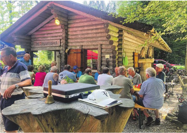 49 Teilnehmende geniessen die Sonne bei der Waldhütte Guegenhard.