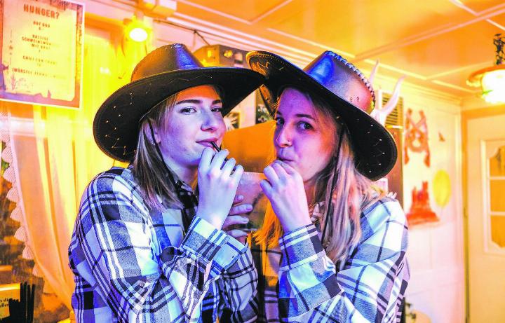 Nicht nur die Fasnacht wird gefeiert, sondern auch der Start von Geschäftsführerin Katja (rechts) und Kellnerin Jenni sowie die allmonatliche Ladys-Night.