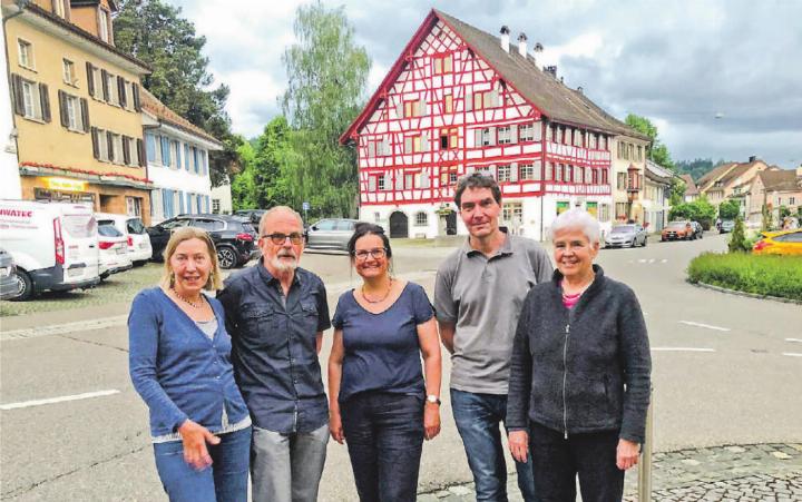 Für weitere vier Jahre der HVE-Vorstand: Barbara Gut, Peter Trüb, Sabine Stindt Rhiner (Präsidium), Hannes Fritz und Annelies Meier. Bild: zvg