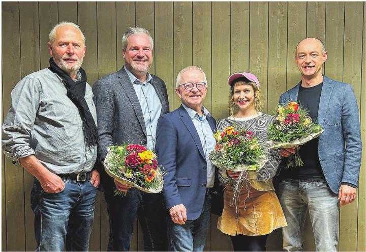 Paul Lüthi (von links), Patrick Neuenschwander, Peter Bühler, Anschi Inauen und Tino Reifler blicken optimistisch in die Zukunft von bücherchorb.ch. Bilder: Andri Rostetter Paul Lüthi (von links), Patrick Neuenschwander, Peter Bühler, Anschi Inauen und Tino Reifler blicken optimistisch in die Zukunft von bücherchorb.ch. Bilder: Andri Rostetter