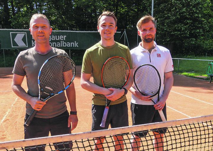 Es posieren Adrian Bodmer, flankiert durch Patrik Gerber und Patrick Egli. Bild: Kurt Lichtensteiger