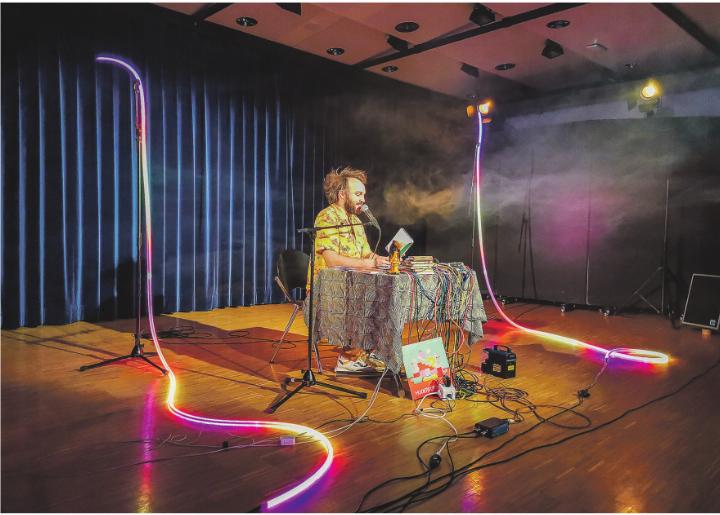 Valerio Moser liest Kurztexte aus seinem «grünen» Buch. Valerio Moser liest Kurztexte aus seinem «grünen» Buch.