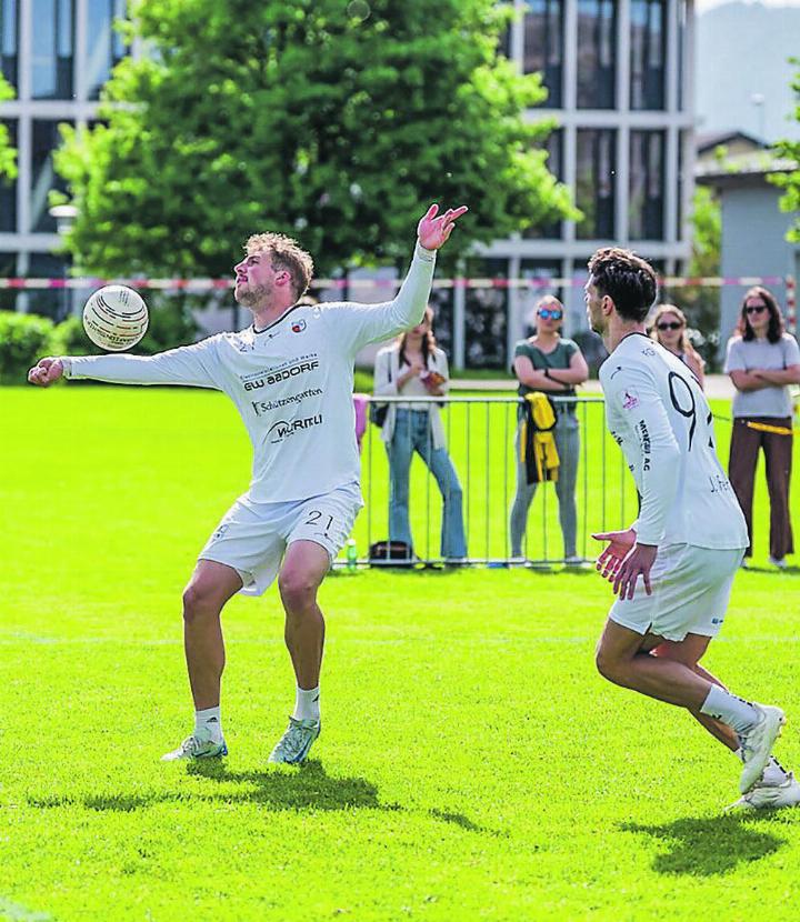 Elgg-Ettenhausen misst sich mit den beiden top klassierten Teams aus Oberentfelden und Wigoltingen. Bild: Stefan Emch, Swiss Faustball