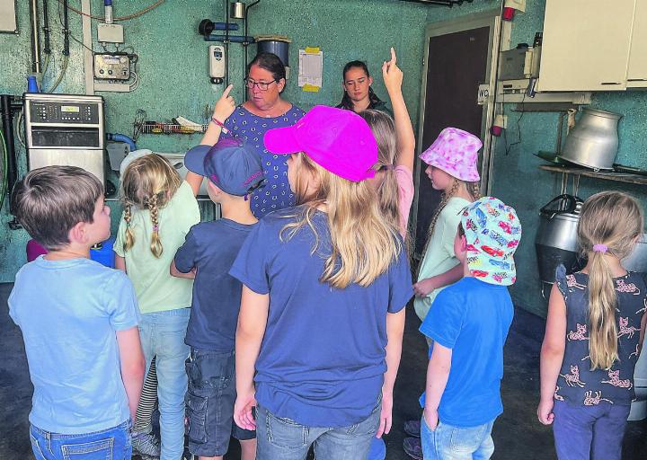 Barbara und Sina Rupp mit den Kindern im Milchraum.