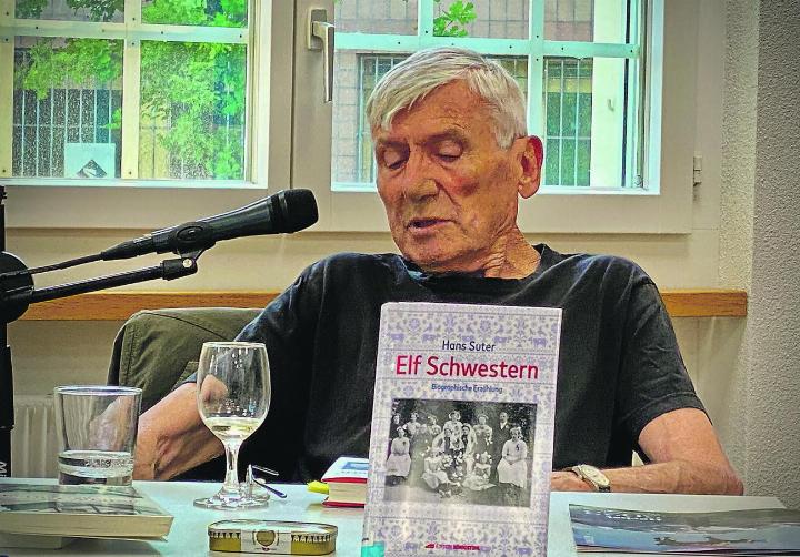 Hans Suter las in der Bibliothek Aadorf aus seinem biografischen Werk «Elf Schwestern». Bild: Marianne Burgener