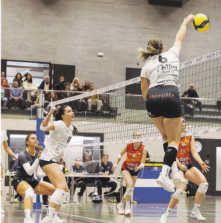Die Aadorferinnen unterlagen in der Löhracker-Halle dem klaren NLA-Favoriten Volley Düdingen deutlich. Bild: zVg