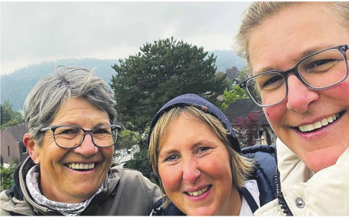 Die Finderin Patrizia Engel (mitte) zusammen mit den Imkerinnen Käthi Küenzi (links) und Dominique Ruckstuhl direkt nach dem Fund.