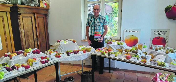 Übersichtlich präsentierte Obstsorten im Haus von Otto Zehnder. Bild: Kurt Lichtensteiger