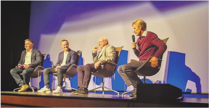 Patrick Meyer ehrte Markus Portmann, Hans-Joerg Schaub und Urs Kressibucher (von links) für ihren herausragenden Einsatz. Bild: Emanuela Manzari