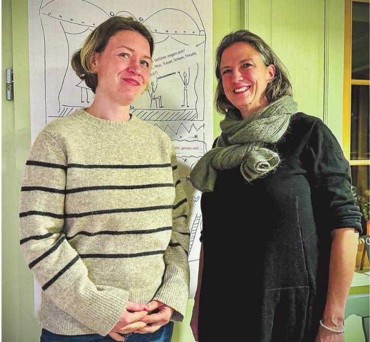 Johanna Breidenbach und Nina Kuhn moderierten mit viel Feingefühl die emotionale Diskussionsrunde. Bild: Marianne Burgener