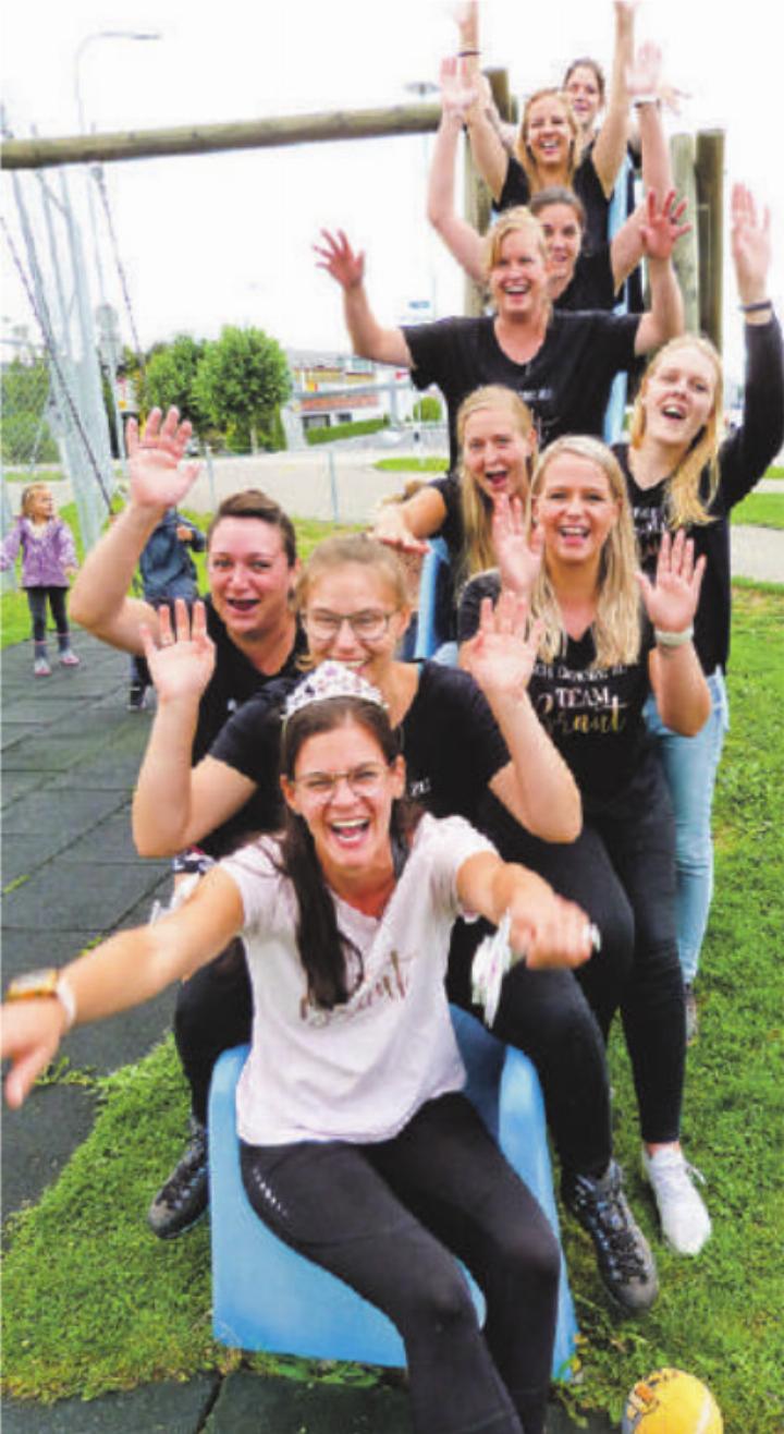 Sie alle genossen den Polterabend der zukünftigen Braut Olivia Blöchlinger (vorne). Bild: Kurt Lichtensteiger