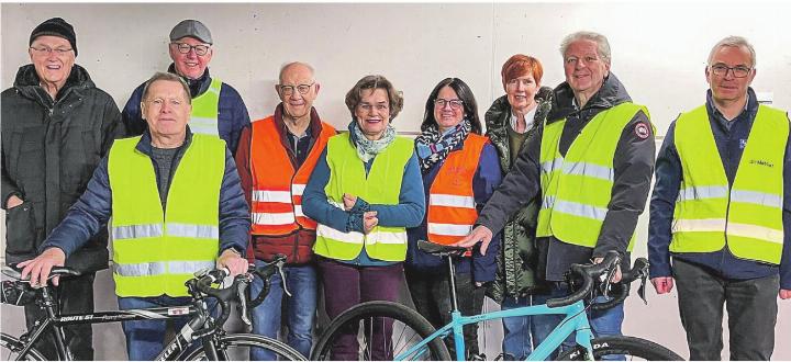 Vorstand und Helfer des Einwohnervereins Aadorf (2.v.l. hinten: Präsident Stefan Bannwart) freuen sich über den gelungenen Anlass. Bild: foto.bachmann.ch