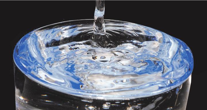 Die Fernsehsendung «A bon entendeur» untersuchte zehn Mineralwässer. Vier davon enthielten Mikroplastik, Pfas, Fungizide oder Herbizide. Bild: pxhere.com