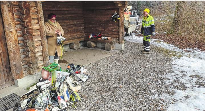 Freiwillig Helfende beim Abladen von Schlittschuhen und Räumungsmaterial.        Bild: Kurt Lichtensteiger