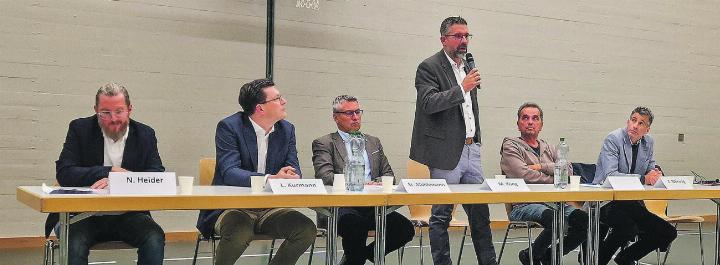 Behördenvertreter informieren in der Turnhalle Ettenhausen über die geplanten Asylunterkünfte. V.l.n.r.: Nino Heider, Schule Aadorf, die Gemeinderäte Lukas Kurmann und Stefan Mühlemann, Gemeindepräsident Matthias Küng sowie Viktor Schneider und Eberhard Wörwag von der Peregrina-Stiftung. Bild: Emanuela Manzari