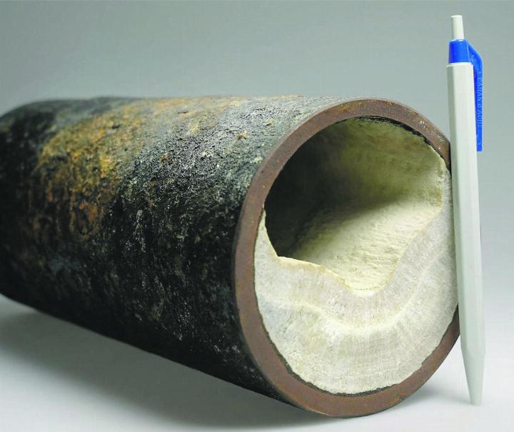 Trinkwasserleitung, die zu mehr als der Hälfte des Rohrquerschnittes verkalkt ist. Bild: zvg
