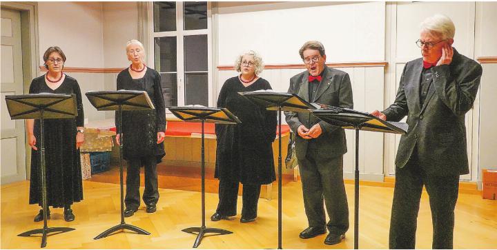 «Voice5» begeisterte am Samstagabend im alten Gemeindehaus in Hagenbuch mit einer stimmungsvollen Adventsdarbietung. Unter den Sängerinnen und Sängern: der in Hagenbuch wohnhafte Tenor Peter Resch.