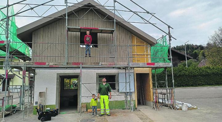 Eine aussergewöhnliche Wiederverwendung des ehemaligen Milchhüslis: Stefan Baumgartner und Söhne vor ihrem «Tiny House» in Aadorf. Bild: Kurt Lichtensteiger