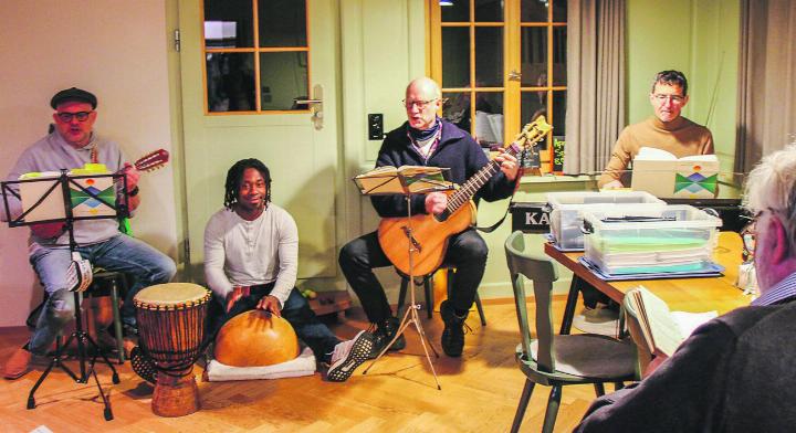 Sorgen für die Begleitmusik des gemeinsamen Gesangs: Martin Glaumsinger, Patrick Juvet Baka, Thomas Ziegenbalg und Ivan Bötschi (v.l.n.r.). Bilder: Anja C. Wolfer Baka