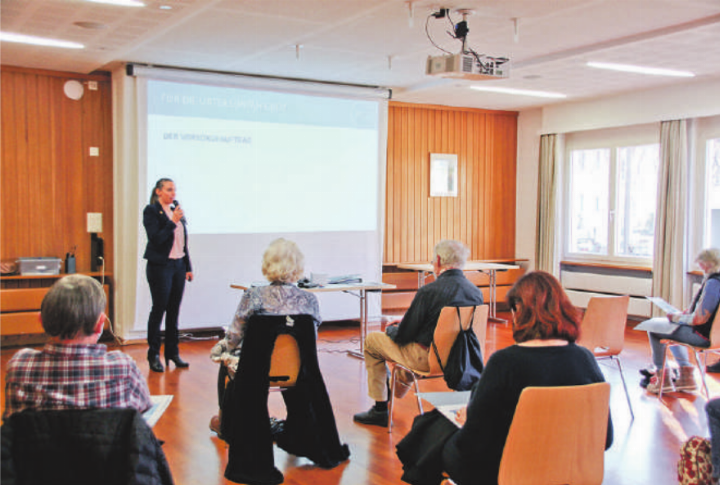 Referentin Katja Carminati erklärt den interssierten Zuhörern, worauf geachtet werden muss. Bild: Brigitte Kunz-Kägi