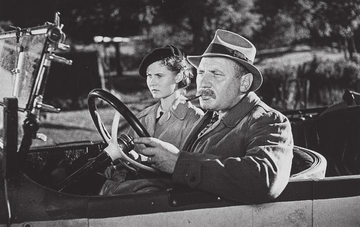Anne-Marie Blanc gibt ihr Filmdebüt im Kriminalfilm «Wachtmeister Studer» (1939). Heinrich Gretler spielt die Hauptrolle des Ermittlers. Bild: Cinémathèque suisse