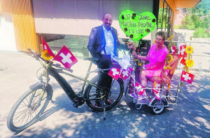 Das Ehepaar unterwegs in Elgg – festlich geschmückt auf ihrem besonderen Hochzeitsfahrrad. Bild: Emanuela Manzari