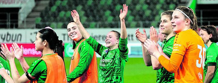 Siv Schefer (Mitte) hatte letzte Woche Grund zu jubeln, denn sie schaffte mit dem FC St. Gallen die Finalqualifikation im Schweizer Cup. Bild: zvg