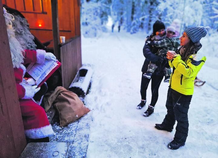 Samichlaus und Schmutzli empfing Eltern und Kinder in der Jagdhütte Hämetschloo.