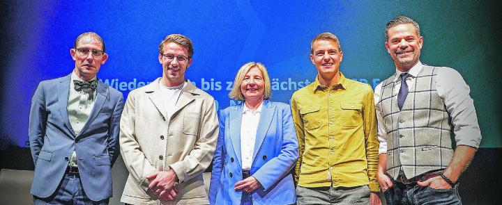 Lukas Studer (rechts) führte die Podiumsdiskussion, von Dr. Walter Grünspan (links) wortgewaltig zusammengefasst. In der Mitte von links: Andri Silberschmidt, Beatrice Forster, Matthias Kyburz. Bild: Patrick Hofmann