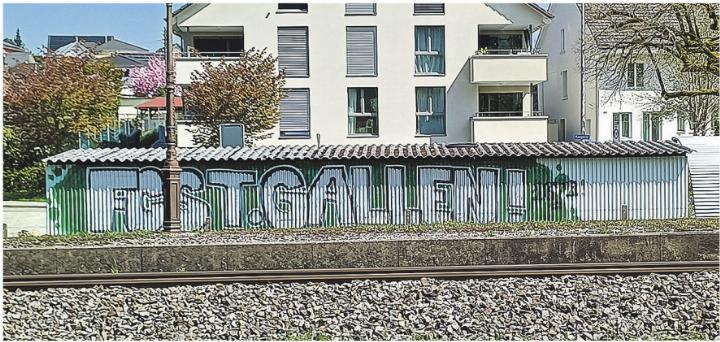 Grossflächiger Schriftzug von FC-St.-Gallen-Fans bei der SBB-Haltestelle Guntershausen sorgt für Diskussionen. Bild: Kurt Lichtensteiger