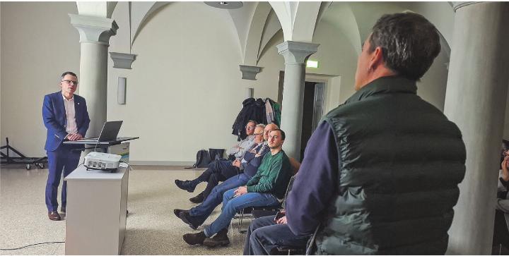 Regierungsrat Dominik Diezi im Gespräch mit dem Präsidenten des SIA Sektion Thurgau, Peter Dransfeld. 
Bild: zVg