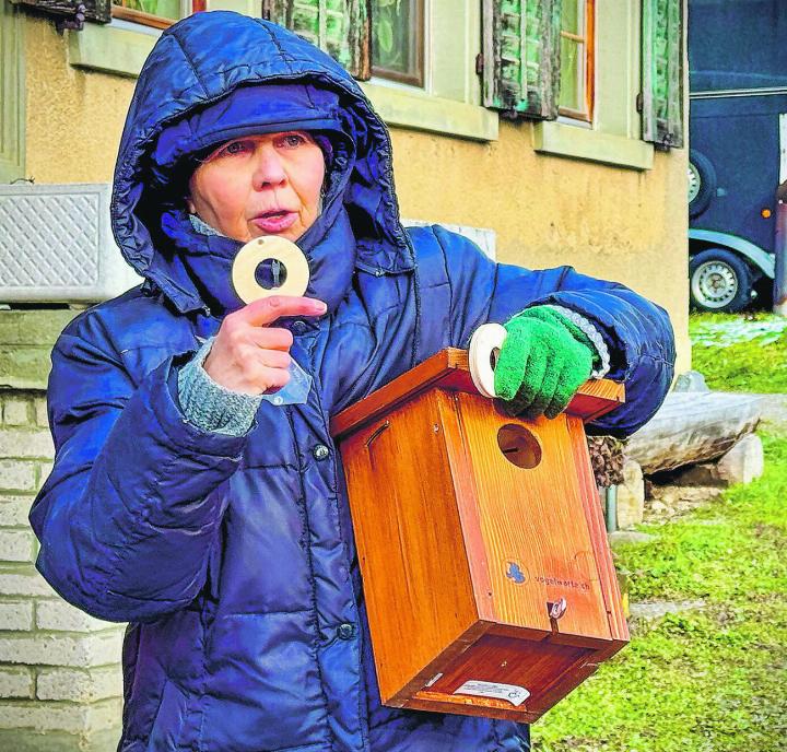 Dick eingepackt erklärt Barbara Christoffel verschiedene Nisthilfen und Lochgrössen. Bild: Marianne Burgener