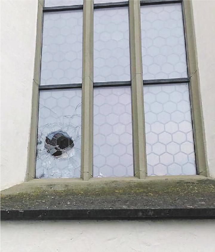 Eine fiese Sachbeschädigung an der reformierten Kirche Elgg. Bild: zvg