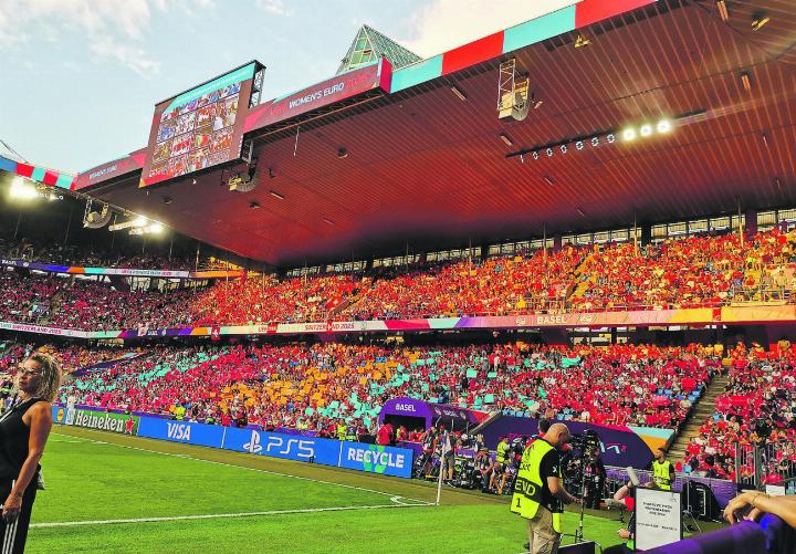 Die Schweizer Fankurve beim Eröffnungsspiel im Basler St. Jakob-Park am 2. Juli gegen Norwegen.