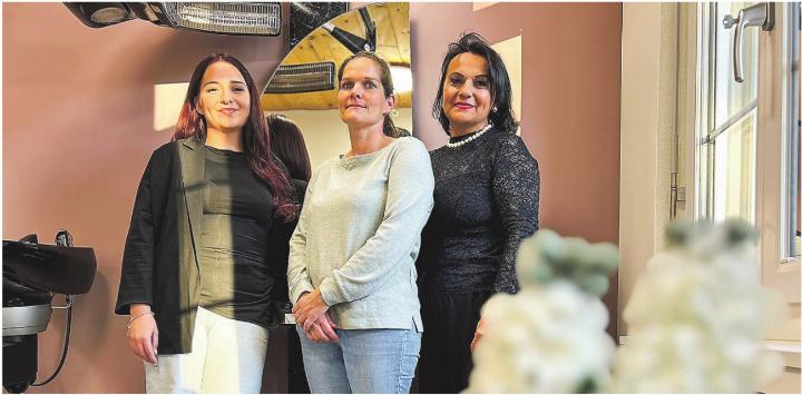 Leila Ismajli, Anja Bürgin und Mereme Ismajli, das Team für Coiffure und Fusspflege im Pflegezentrum Eulachtal, sorgt für Verwöhnmomente mitten im Dorf. Bild: Daniela Schwegler Leila Ismajli, Anja Bürgin und Mereme Ismajli, das Team für Coiffure und Fusspflege im Pflegezentrum Eulachtal, sorgt für Verwöhnmomente mitten im Dorf. Bild: Daniela Schwegler