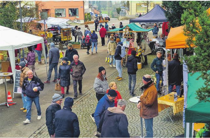 Trotz tiefer Temperaturen: Viel Betrieb am Adventsmarkt vom vergangenen Samstag im Dorfzentrum von Elgg.