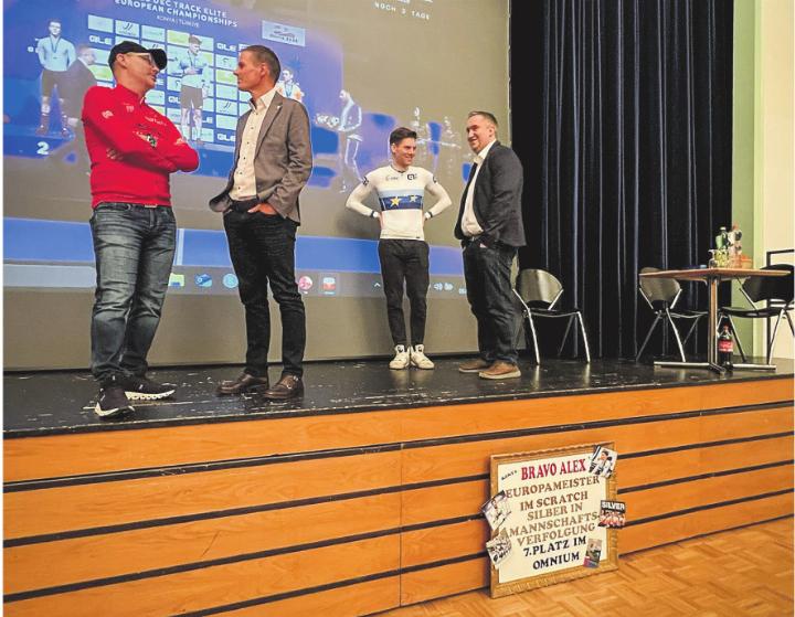 Europameister Alex Vogel wird von Christian Arenz, Präsident Biketeam Aadorf (v.l.), Martin Leemann, Chef Sportamt Thurgau und Gemeinderat Patrick Meyer geehrt.