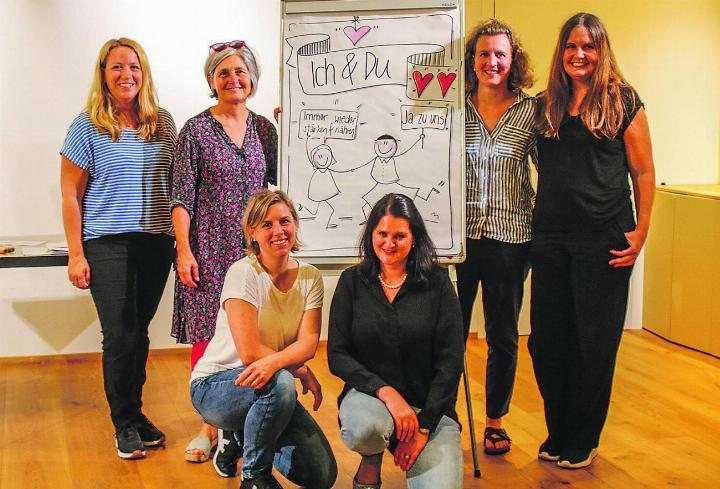 Vorstand Familienverein und Referentin: Lisa Hugentobler, Susanne Vogel-Engeli, Madleina Rinaldi, Claudia Helfenstein, Sabina Raschle, Stéphanie Mauro (von links). Bild: Anja C. Wolfer Baka