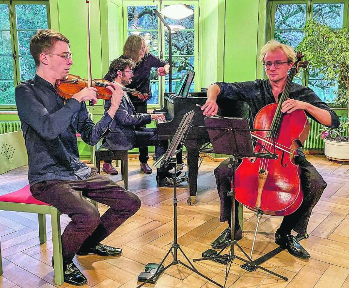 Tim Crawford, Violine, Martin Jollet, Klavier, und Martin Egidi, Cello – das Zeitgeist Trio – verzauberten auch das Publikum in Elgg. Foto: Christa Hug