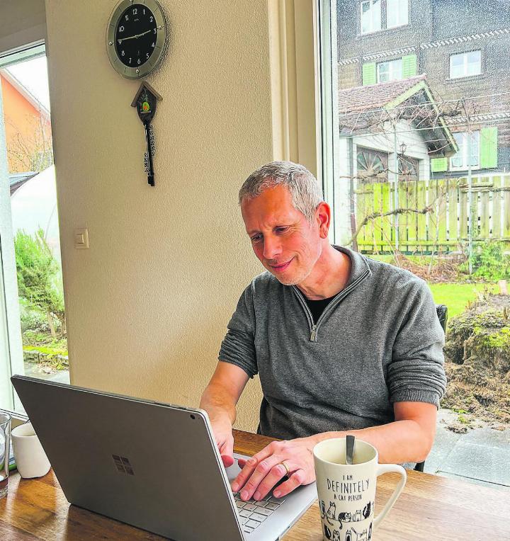 Oliver Fuhrer schreibt seine Krimis bei sich zu Hause in Elgg. Bilder: Bettina Sticher