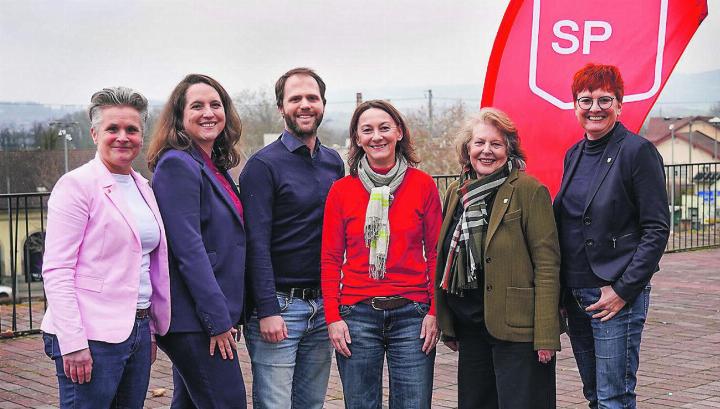 SP-Frauen-Präsidentin Judith Kern, Nationalrätin Nina Schläfli, Parteisekretär Yves Müller, Parteipräsidentin Marina Bruggmann, Regierungsrätin Sonja Wiesmann und SP- Fraktionspräsidentin Barbara Dätwyler (v.l.n.r.) präsentierten an der Jahresmedienkonferenz ihren Plan für den Kanton Thurgau. Bild: zVg